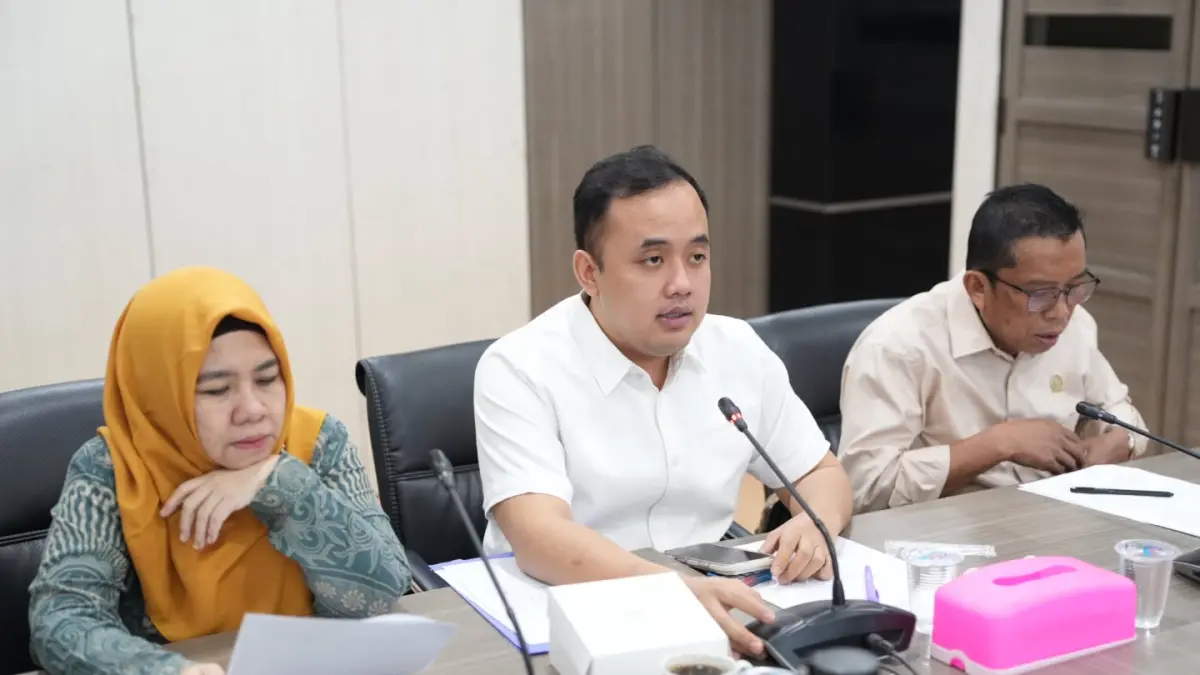Ketua Komisi I DPRD Gresik, M Rizaldi Saputra (tengah) memimpin rapat komisi.