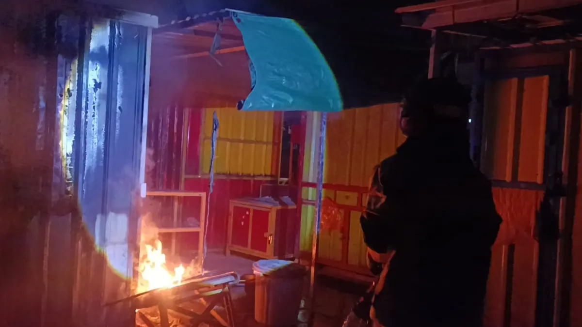 PEMADAMAN : Petugas Damkar Gresik saat melakukan pemadaman kebakaran sebuah stand kios kontainer di Jalan Raya Barat Pasar Cerme Lor, Desa Cerme Lor, Kecamatan Cerme, Gresik. (Foto : Yudhi/Radar Gresik) 