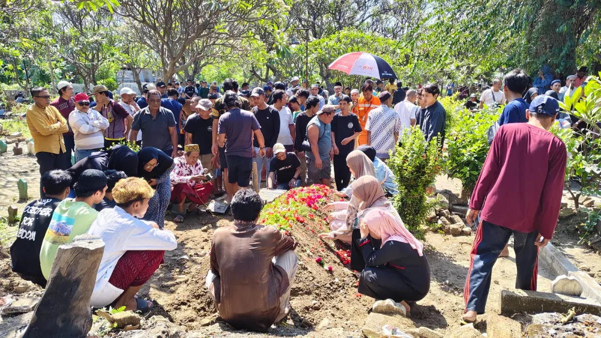 Proses pemakaman almarhum Mujiono Kepala Desa Bambe, Kecamatan Driyorejo, Gresik. (Foto : Ist/Radar Gresik) 