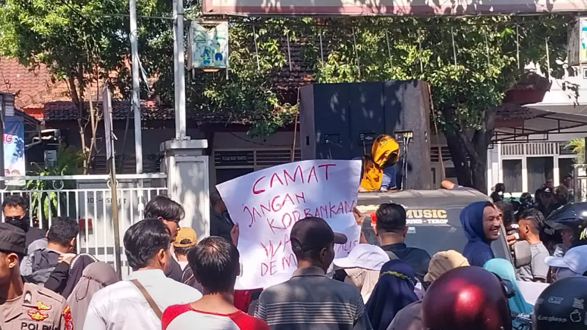Ratusan Warga Gulomantung saat berdemo di depan kantor Kecamatan Kebomas menolak rencana operasional PT Hanwa Metal Royal yang berada di Kelurahan Gulomantung. (Foto : Ist/Radar Gresik) 