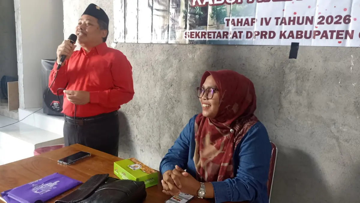 Anggota DPRD Gresik, Jumanto mensosialisasikan Perda. ( Foto : Fajar/Radar Gresik) 