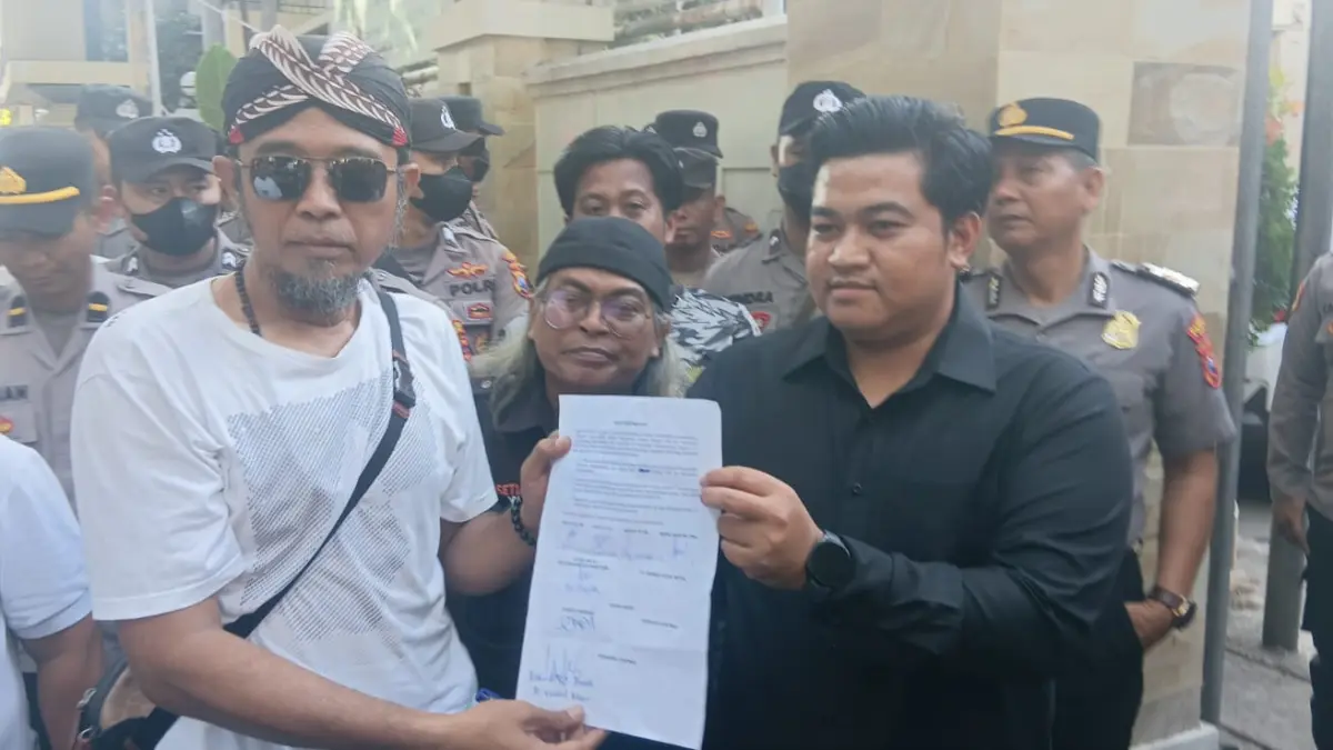 DAMAI : Ketua Ketua DPRD Kabupaten Gresik, M. Syahrul Munir saat menunjukkan tanda tangan dari warga. (Fajar/Radar Gresik) 