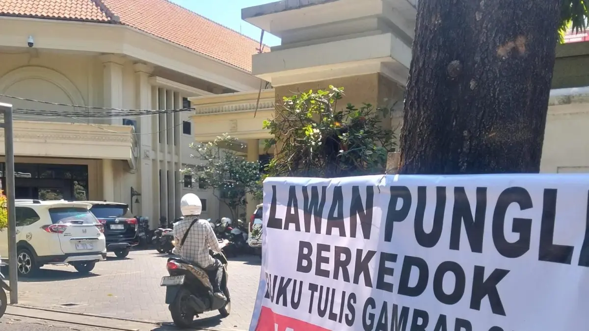 Dua spanduk terpasang di depan kantor DPRD Gresik. (Foto : Fajar/Radar Gresik) 