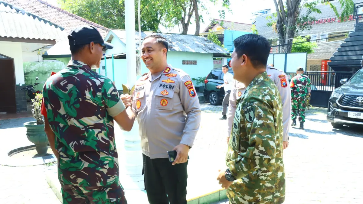 Kapolres Gresik AKBP Ramadhan Nasution beserta jajaranya saat bersilaturahmi ke Makodim 0817 dan Koramil Kota Gresik. (Foto : Ist/Radar Gresik) 
