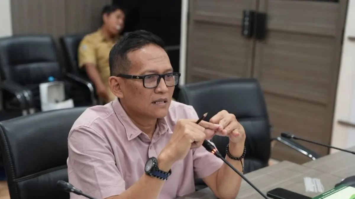 Wakil Ketua Komisi III DPRD Gresik, Abdullah Hamdi saat rapat bersama DPUTR Gresik. (Foto : Fajar/Radar Gresik) 