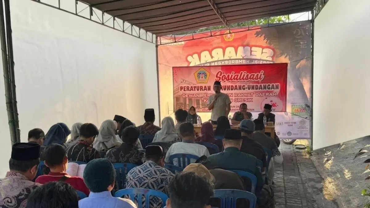 Anggota DPRD Kabupaten Gresik, Abdullah Hamdi saat sosialisasi Sosperda. (Foto : Fajar/Radar Gresik) 