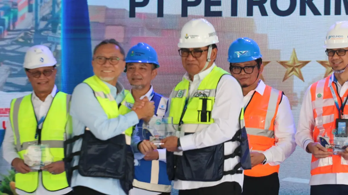 ASRI : Menteri Koordinator Pangan, Zulkifli Hasan memberikan sertifikat penghargaan GSPI bintang 5 kepada Dirut PT Petrokimia Gresik, Daconi Khotob.
