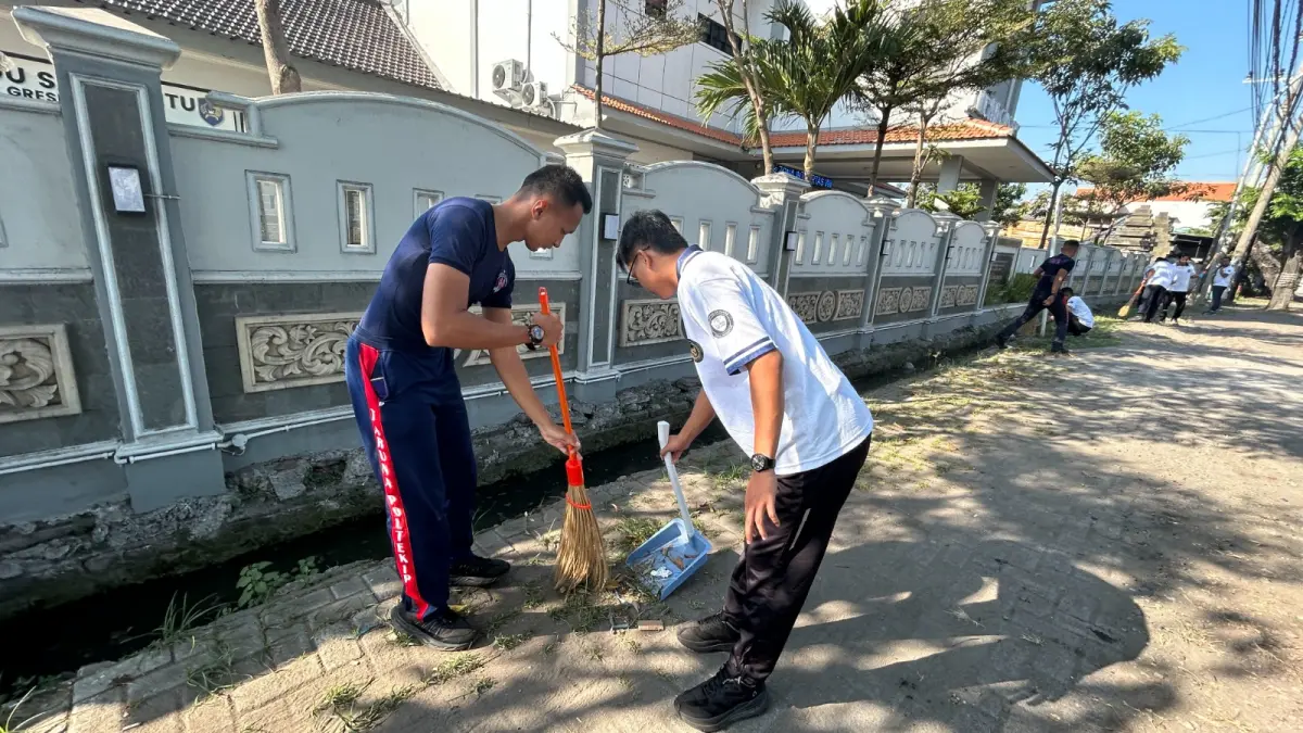 BERSIH - BERSIH : Petugas Rutan Kelas IIB saat kerja bakti membersihkan lingkungan sekitar Rutan Kelas IIB Gresik untuk menjag kesegatan dan kebersihan di akhir pekan. (Foto : Yudhi/Radar Gresik) 