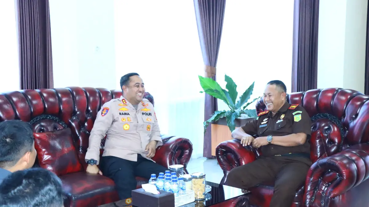 BERSINERGI : Kapolres Gresik AKBP Ramadhan Nasution beserta jajaranya saat bersilaturahmi ke Kejari Gresik untuk memperkuat sinergi penegakan Hukum di Kabupaten Gresik. (Foto : Ist/Radar Gresik) 