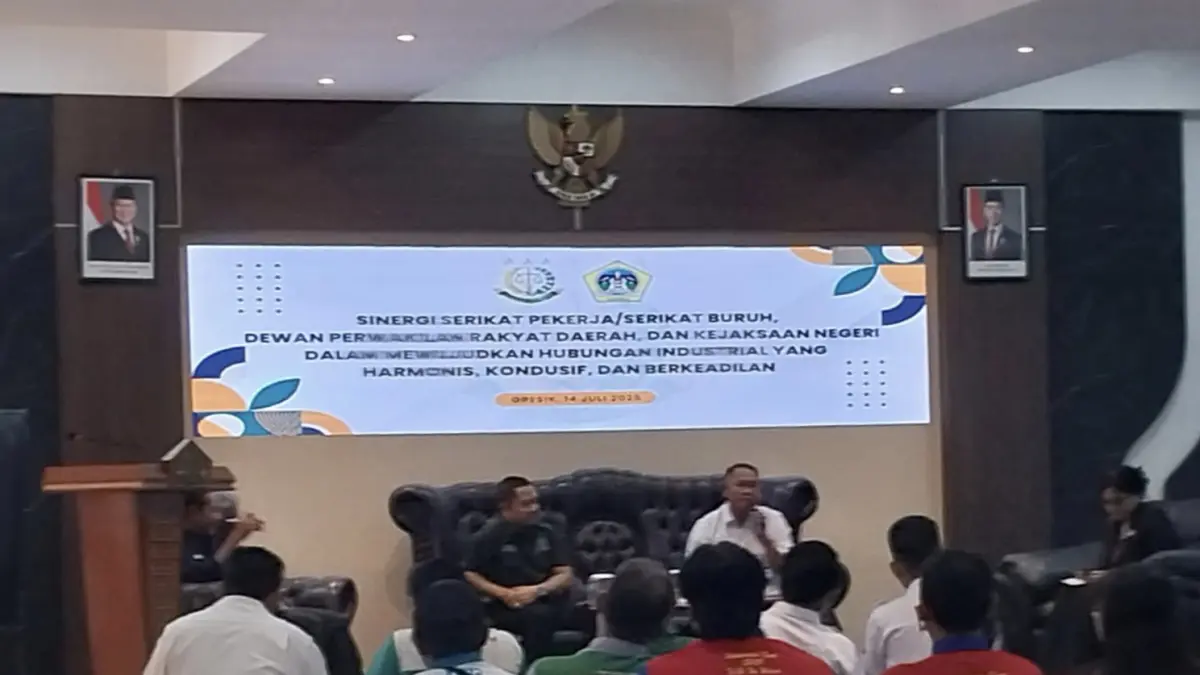 FGD : Dinas Tenaga Kerja Kabupaten Gresik saat menggelar FGD tentang "Sinergi Serikat Pekerja/Serikat Buruh, DPRD, dan Kejaksaan Negeri dalam Mewujudkan Hubungan Industrial yang Harmonis, Kondusif, dan Berkeadilan". (Foto : Yudhi/Radar Gresik) 