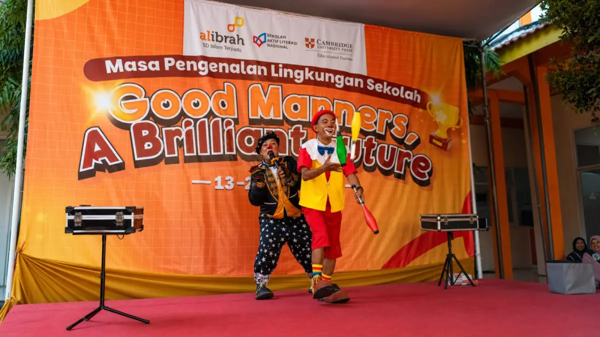 Kemeriahan Masa Pengenalan Lingkungan Sekolah (MPLS) hari kedua di SDIT Al Ibrah Gresik sukses bikin siswa baru kelas 1 tersenyum lebar. (Foto : Ist/Radar Gresik) 