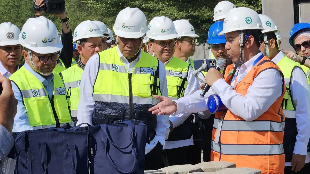 Menko Pangan Zulkifli Hasan bersama sejumlah menteri meninjau produk inovasi dari PT Petrokimia Gresik.