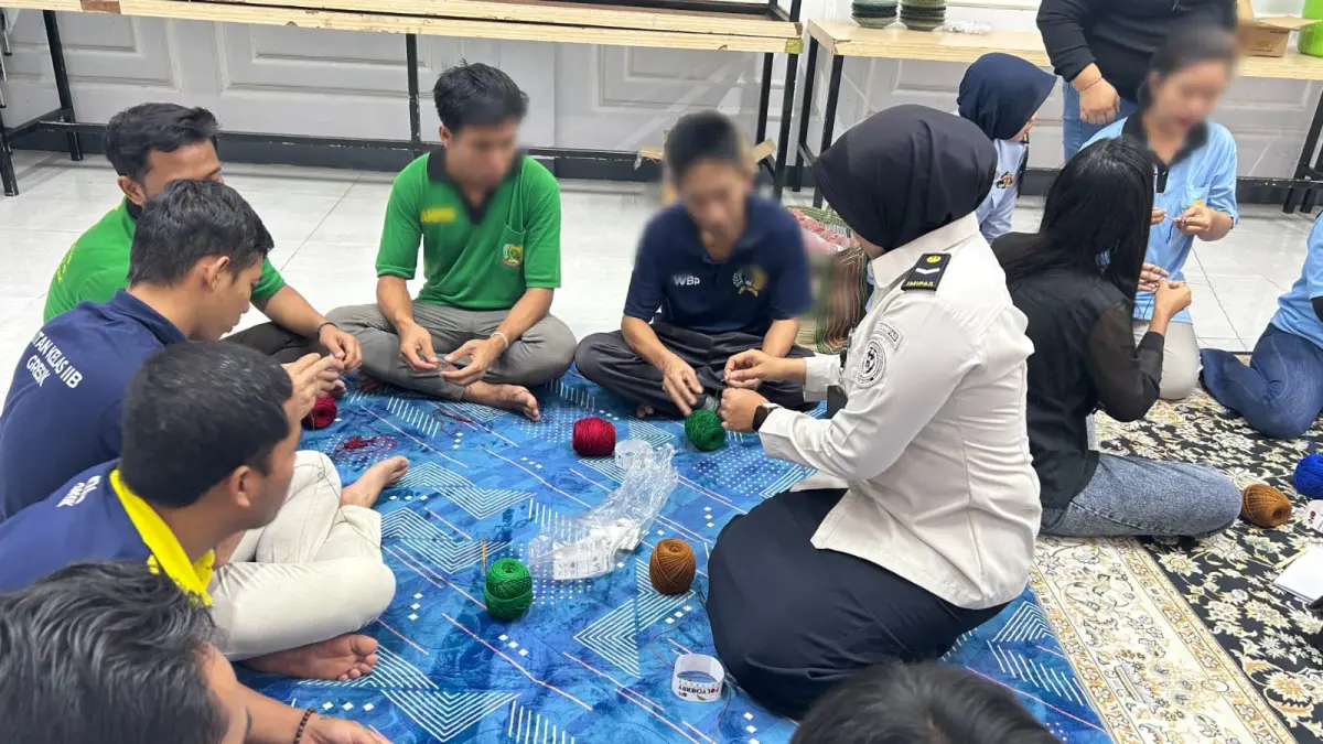 KETERAMPILAN : Sejumlah warga binaan dengan keterampilan membuat jepit rambut dan dompet koin melalui pelatihan yang digelar di Aula Rutan kelas IIB Gresik. (Foto : Yudhi/Radar Gresik) 