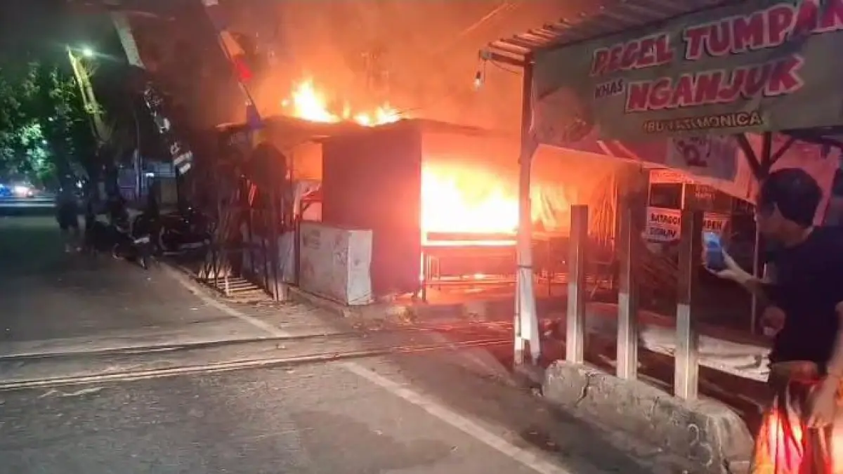 PEMADAMAN : Petugas Damkar Gresik saat melakukan pemadaman kebakaran di dua tempat yaitu lapak nasi goreng di Jalan Proklamasi, Kelurahan Tlogopatut. (Foto : Ist/Radar Gresik) 