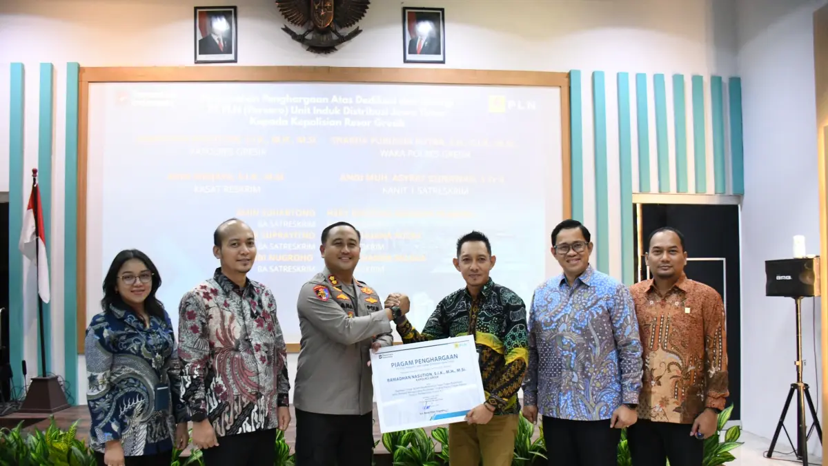Senior Manager Distribusi PLN UID Jawa Timur Eko Hadi Pranoto menyerahkan penghargaan kepada Kapolres Gresik, AKBP Ramadhan Nasution.