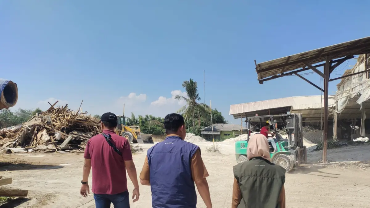 SIDAK : Petugas DLH Gresik saat melakukan pengecekan pabrik Pupuk dolomit yang sempat dikeluhkan warga di Jalan Raya Kertosono, Desa Golokan, Kecamatan Sidayu, Gresik. (Foto : Ist/Radar Gresik) 