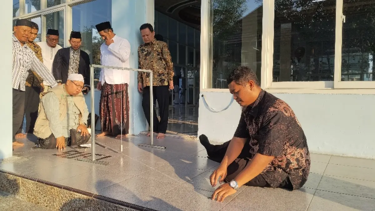 SMAN 1 Kebomas menggandeng Lembaga Falakiyah Nahdlatul Ulama (LFNU) Kabupaten Gresik mengukur ulang arah kiblat Masjid Al Akbar sekolah, Kamis (16/7) sore. (Foto : Riri/Radar Gresik) 