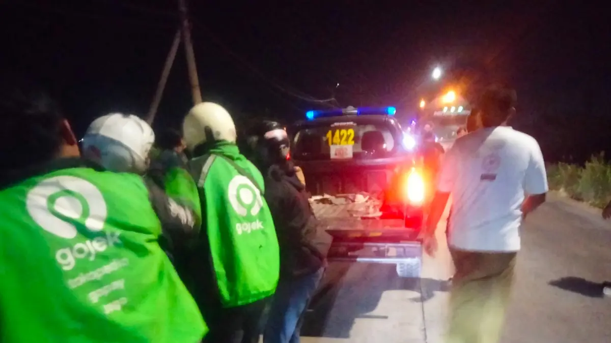 Anggota Polsek Cerme bersama tim medis saat melakukan evakuasi korban kecelakaan di Jalan Raya Desa Tambakberas, Kecamatan Cerme, Gresik. (Foto : Ist/Radar Gresik) 
