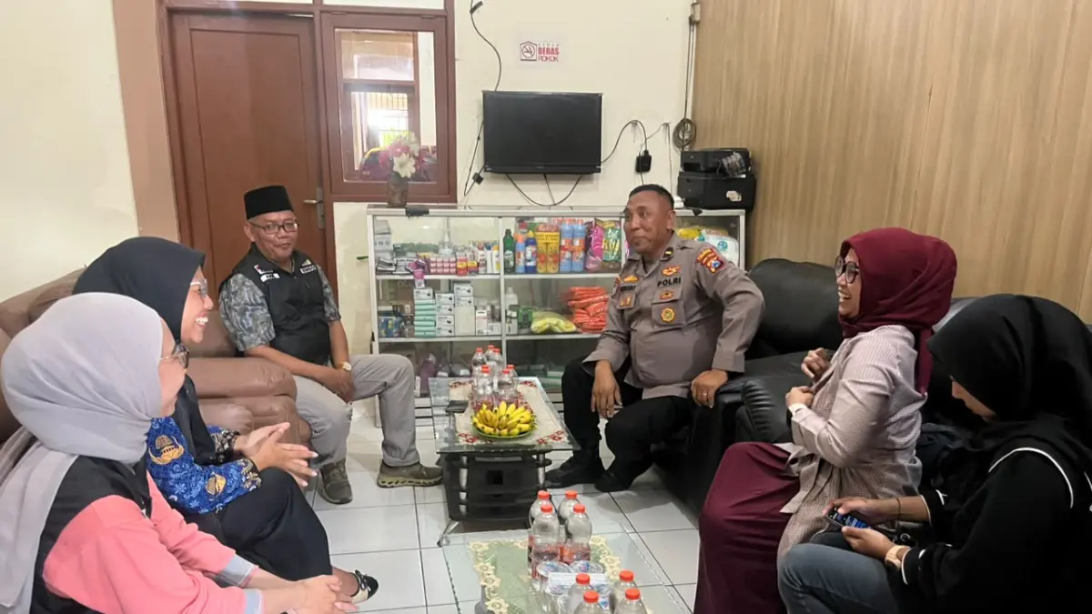 Ipda Purnomo saat mengunjungi shelter Dinas Sosial Kabupaten Gresik. (Foto : Fajar/Radar Gresik) 