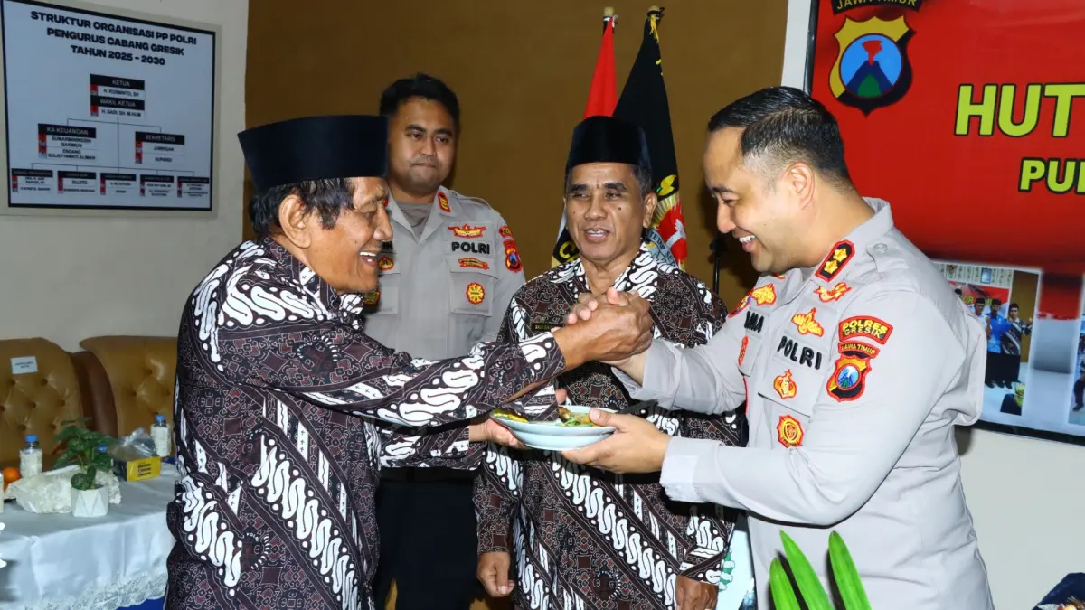 SEMANGAT PENGABDIAN : Kapolres Gresik AKBP Ramadhan Nasution saat menghadiri langsung Purna Bhakti Bukan Akhir Pengabdian, Polres Gresik dan PP Polri Gelar Tasyakuran HUT ke-27. (Foto : Yudhi/Radar Gresik) 
