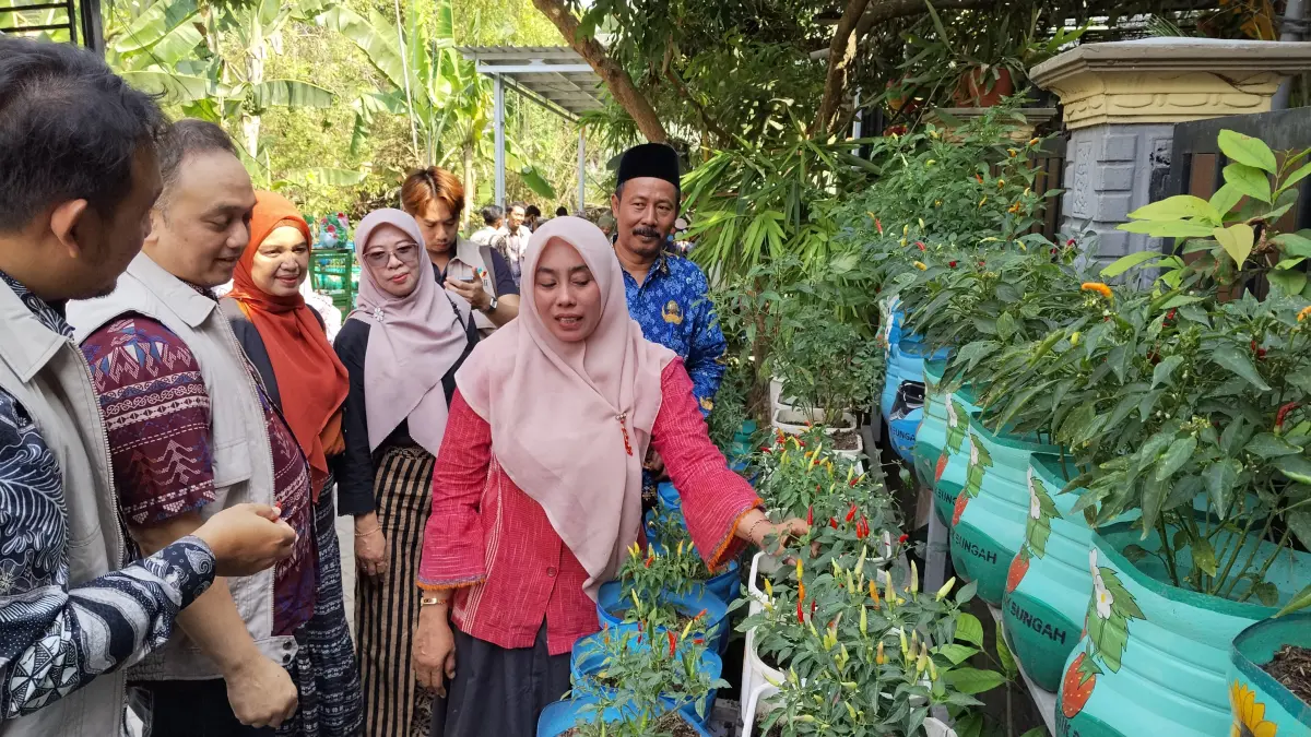 Senior Manager Keuangan, Komunikasi, dan Umum PLN UIT JBM, Andri Octavian saat mengunjungi Bank Sampah Gemes di Ngargosari. ( Foto : Riri/Radar Gresik) 