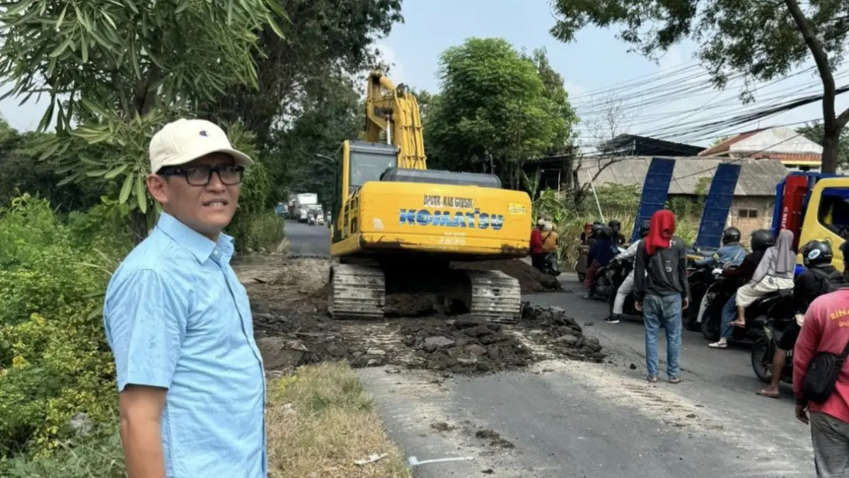 Wakil Ketua Komisi III DPRD Gresik Abdullah Hamdi saat meninjau lokasi jalan di Kabupaten Gresik. (Foto : Dok/Radar Gresik) 