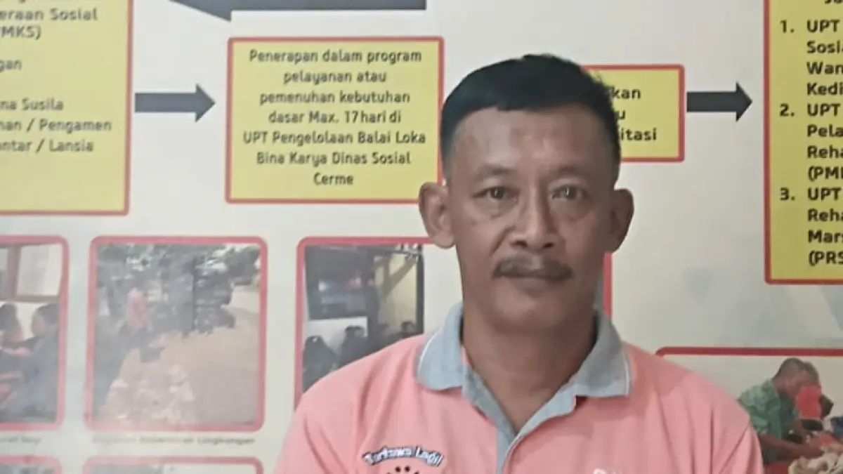 Koordinator Penjaga Shelter Dinsos di UPT. Pengelolaan Balai Loka Bina Karya Dinas Sosial (Dinsos) Cerme, Kabupaten Gresik Bambang Harianto. (Foto : Fajar/Radar Gresik) 