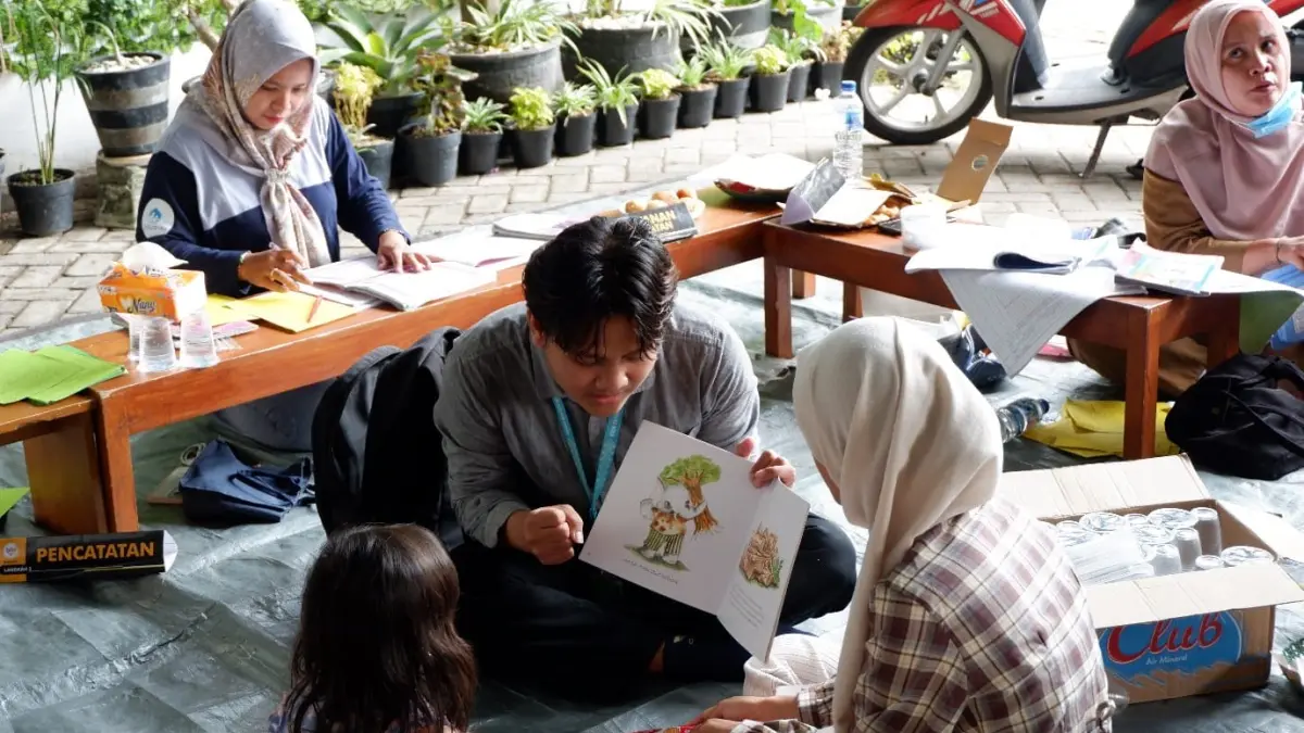 Peduli : Melalui program KKN Tematik Literasi yang berlangsung sepanjang 1–31 Juli 2026, mahasiswa ITS menyulap perpustakaan menjadi ruang komunal yang inklusif. (Dok/Radar Gresik)