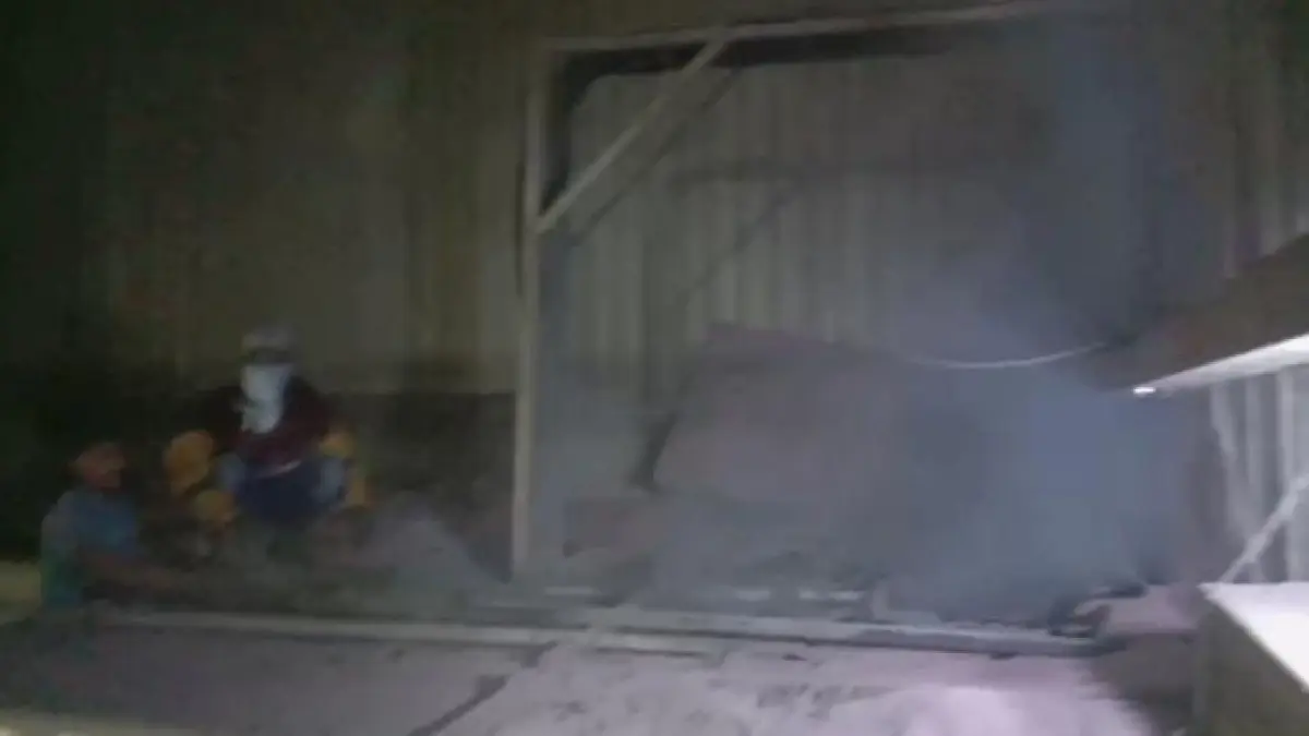 TERBAKAR : Diduga korsleting kabel listrik di PT Mulia Grand Manufacture dipadamkan oleh Damkar Gresik. (Ist/Radar Gresik) 