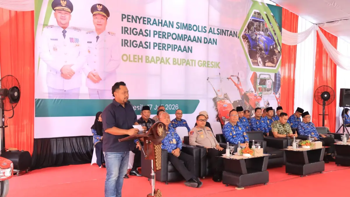 Bupati Gresik, Fandi Akhmad Yani saat sambutan dalam penyerahan bantuan kepada petani. (Foto : Fajar/Radar Gresik) 