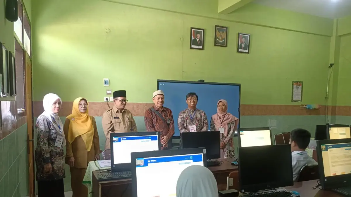 DISPENDIK : Monitoring dan evaluasi Dispendik ke Sekolah Dasar Negeri (SDN) di Gresik. (Foto : Dok/Radar Gresik) 