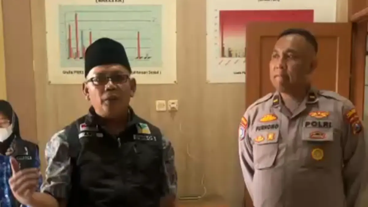 Sinergi : Ipda Purnomo saat kunjungi shelter Dinsos Gresik di Cerme. (Foto : Fajar/Radar Gresik) 