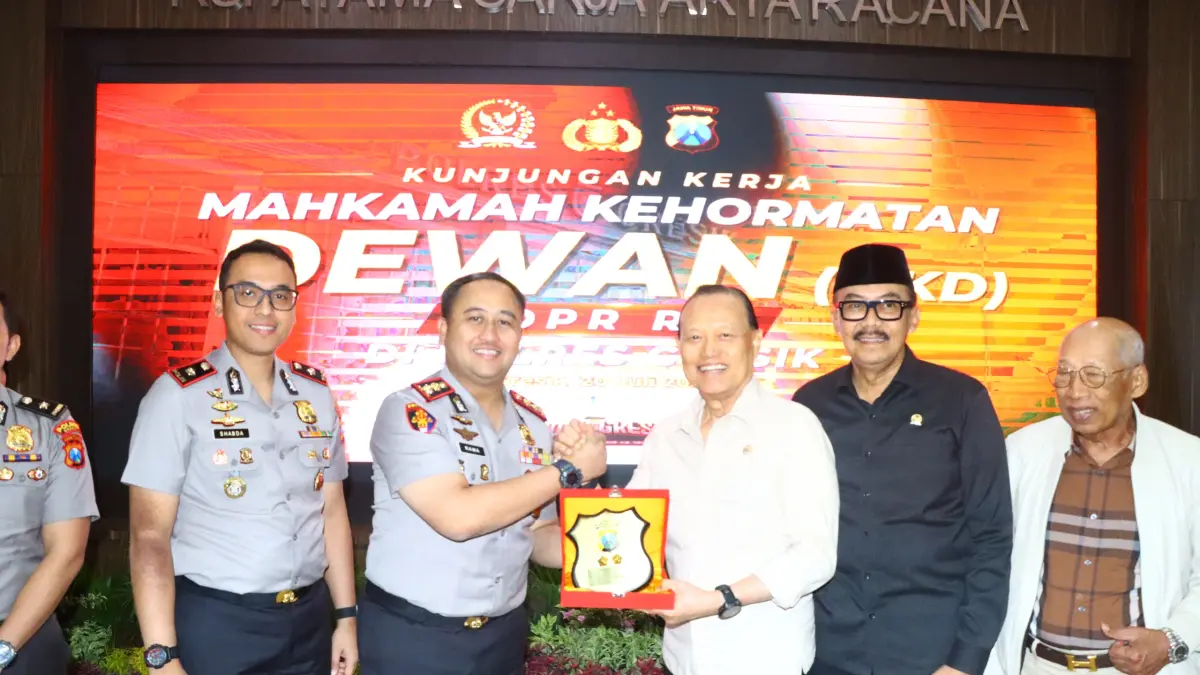 Sinergi : Kapolres Gresik AKBP Ramadhan Nasution saat menerima kunjungan MKD DPR RI untuk Sosialisasikan Tugas dan Pengawasan TNKB Khusus di Mapolres Gresik. (Foto : Ist/Radar Gresik) 
