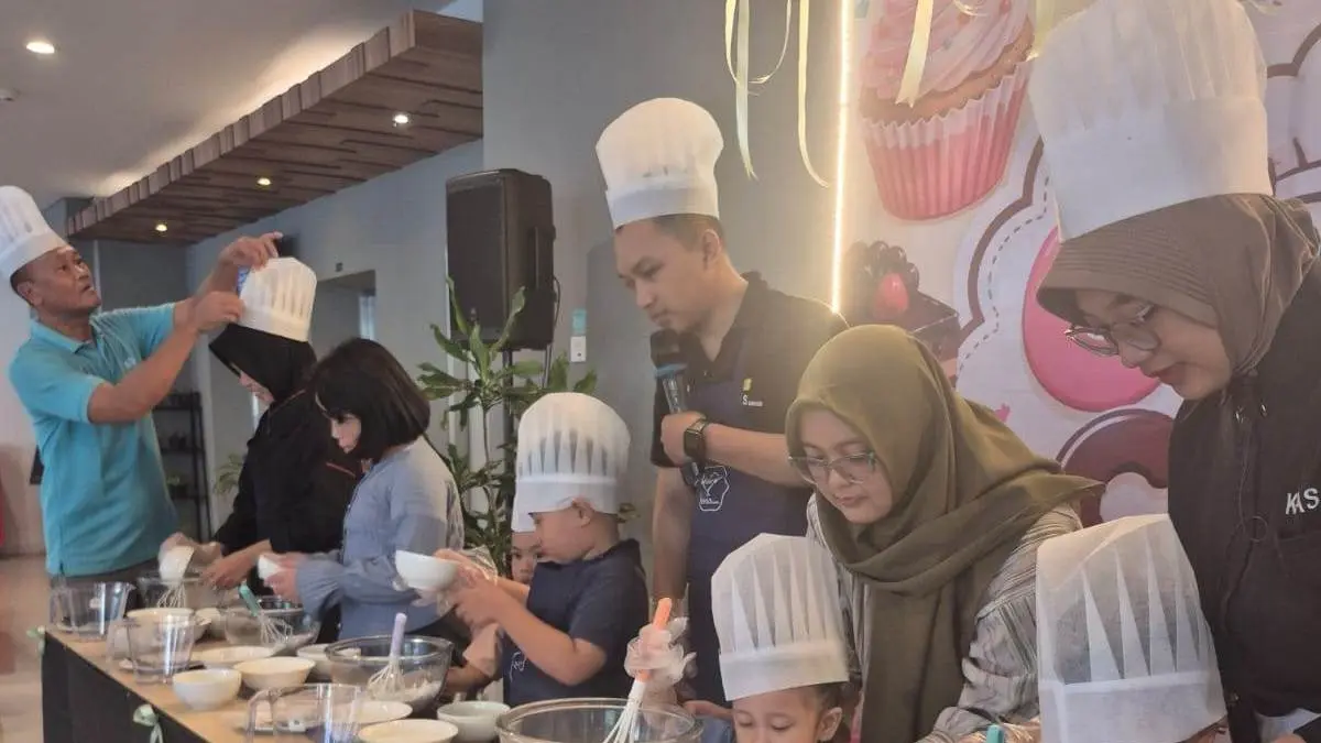 KOKI CILIK BERAKSI : KHAS Gresik Hotel sukses menyelenggarakan mini workshop memasak bertajuk Cute Chef . Acara edukatif dan rekreatif ini diikuti dengan penuh antusias oleh anak-anak dari tamu menginap serta anak-anak dari komunitas lingkungan sekitar hotel. (IST/ RADAR GRESIK)