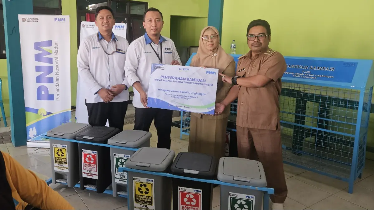 Zero Waste : Manager Support PNM Cabang Lamongan, Hafidur Rizal, didampingi Sekretaris Kecamatan Kebomas Hidayatul Muslimah dan Lurah Tenggulunan Mujib, menyerahkan secara simbolis fasilitas tempat sampah tiga pilah sebagai dukungan terhadap penguatan budaya pengelolaan sampah berbasis masyarakat.