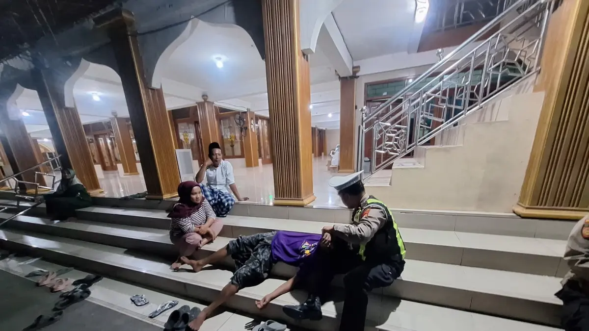 Anggota Polsek Driyorejo saat melakukan evakuasi seorang ODGJ yang mengamuk di wilayah Kecamatan Driyorejo dan dikirim ke Shelter Dinas Sosial di Kecamatan Cerme, Gresik. (Foto : Ist/Radar Gresik) 