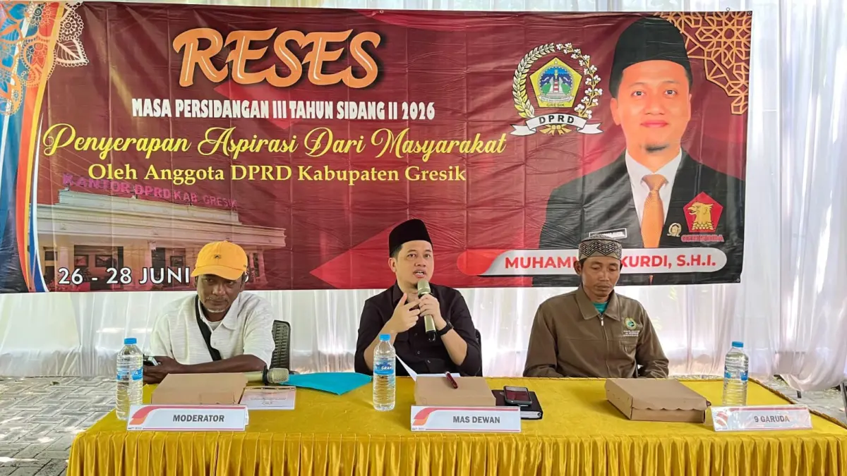 ASPIRASI : Anggota DPRD Kabupaten Gresik, Muhammad Kurdi saat aspirasi kepada para nelayan di Ujungpangkah dan Sidayu Gresik. (Foto : Fajar/Radar Gresik) 