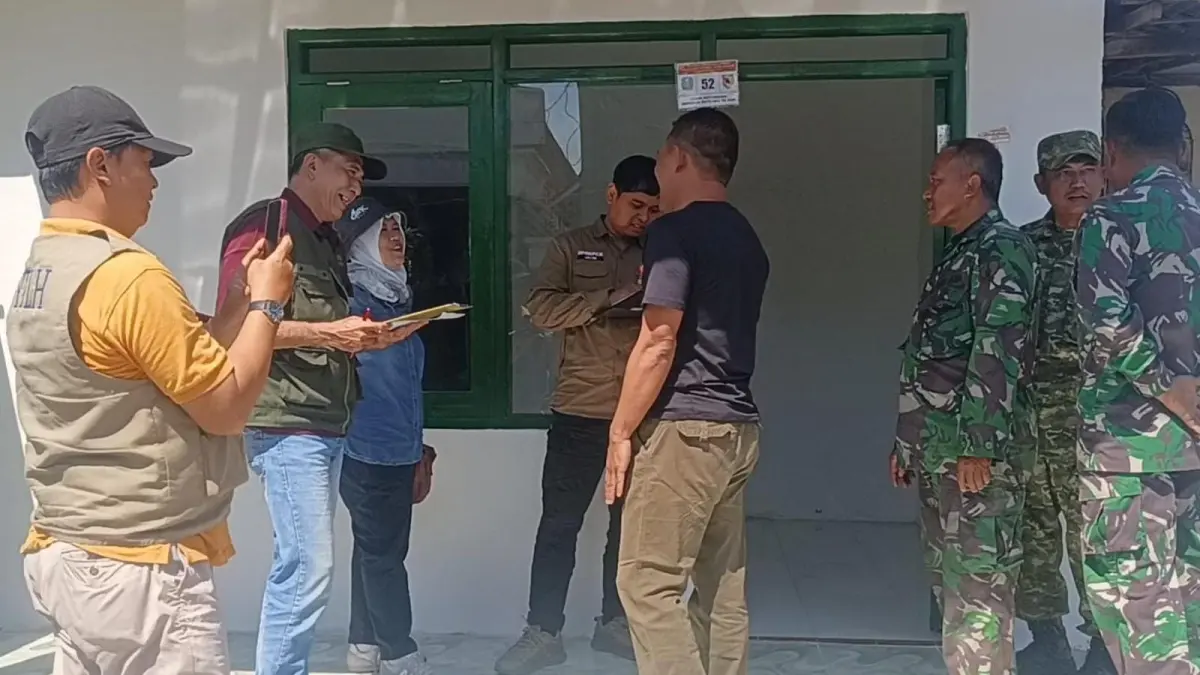 PENINJAUAN : Tim Pemerintah Provinsi Jawa Timur saat melakukan peninjauan rumah RTLH. (Foto : Ist/Radar Gresik) 