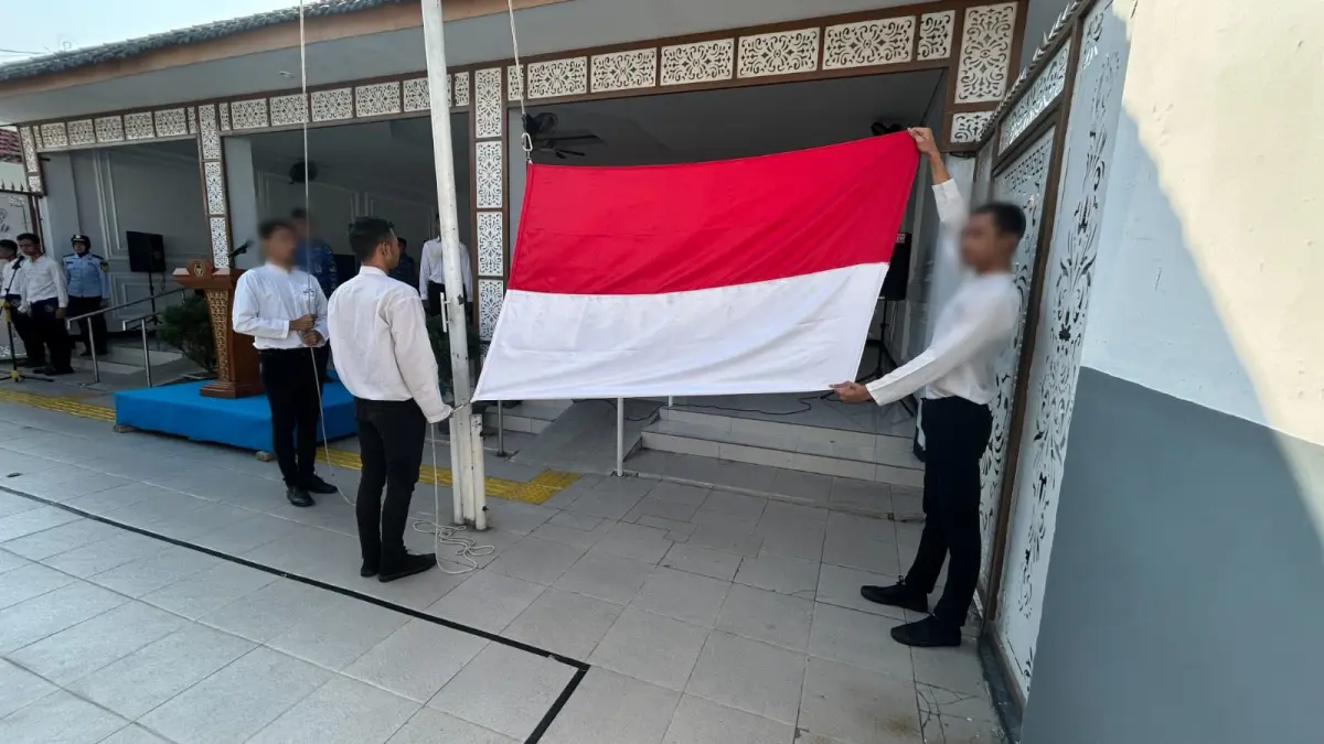 Warga binaan di Rutan Kelas IIB Gresik saat menjadi pasukan pengibar bendera merah putih dalam Upacara Kesadaran Berbangsa dan Bernegara. (Foto : Yudhi/Radar Gresik) 