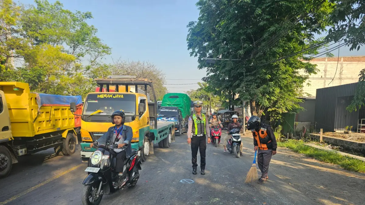 Anggota Unit laka Satlantas Polres Gresik saat melakukan olah TKP dan mengatur arus lalin di Jalan Raya Desa Ambeng-ambeng, Kecamatan Duduksampeyan, Kabupaten Gresik. (Foto : Ist/Radar Gresik) 
