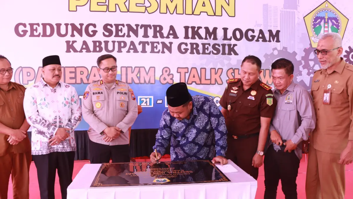 DAMPINGI : Kapolres Gresik AKBP Ramadhan Nasution saat mendampingi Bupati Fandi Akhmad Yani meresmikan Gedung Sentra Industri Kecil dan Menengah (IKM) Logam di Desa Hulaan, Kecamatan Menganti, Gresik. (Foto : Ist/Radar Gresik) 