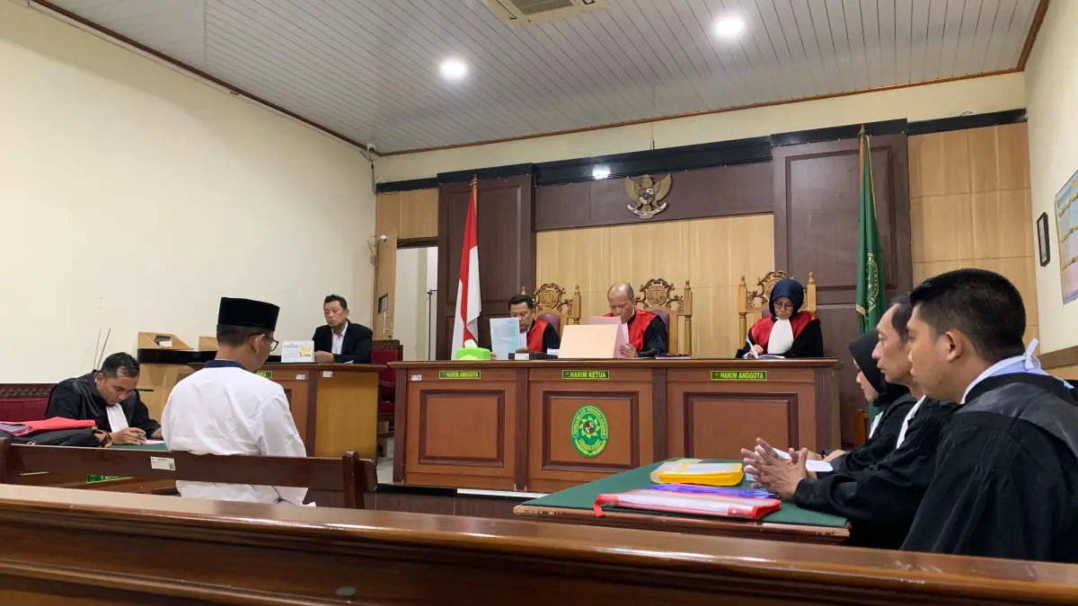 PASRAH : Terdakwa Antoni saat mengikuti persidang kasus fugaan SK Palsu PPPK Gresik di Pengadilan Negri (PN) Gresik. (Foto : Ist/Radar Gresik) 