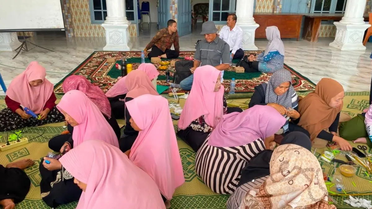 Peduli : Dinas KBPPPA Gresik gelar sosialisasi tentang sekolah perempuan dan cegah pinjaman online. (Foto : Fajar/Radar Gresik) 