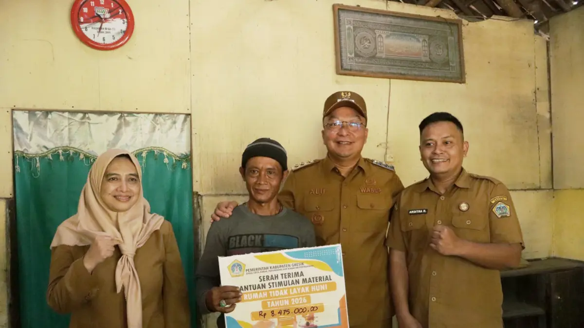 Pemerintah Kabupaten Gresik menyalurkan Bantuan Stimulan Rumah Tidak Layak Huni (RTLH). (Foto : Ist/Radar Gresik) 