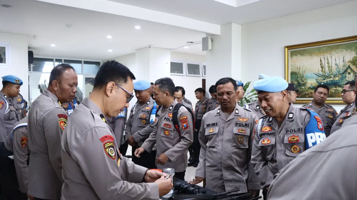 PENEGECEKAN SENPI : Kabag SDM Polres Gresik Kompol Syabain Rahmad Kusrianto bersama Kabag Log AKP Alimuddin Nasution dan Kasi Propam Iptu Eriq Panca Nur Panca sat melakukan pengecekan senpi milik anggota Polres Gresik untuk memastikan personel tertib administrasi.
