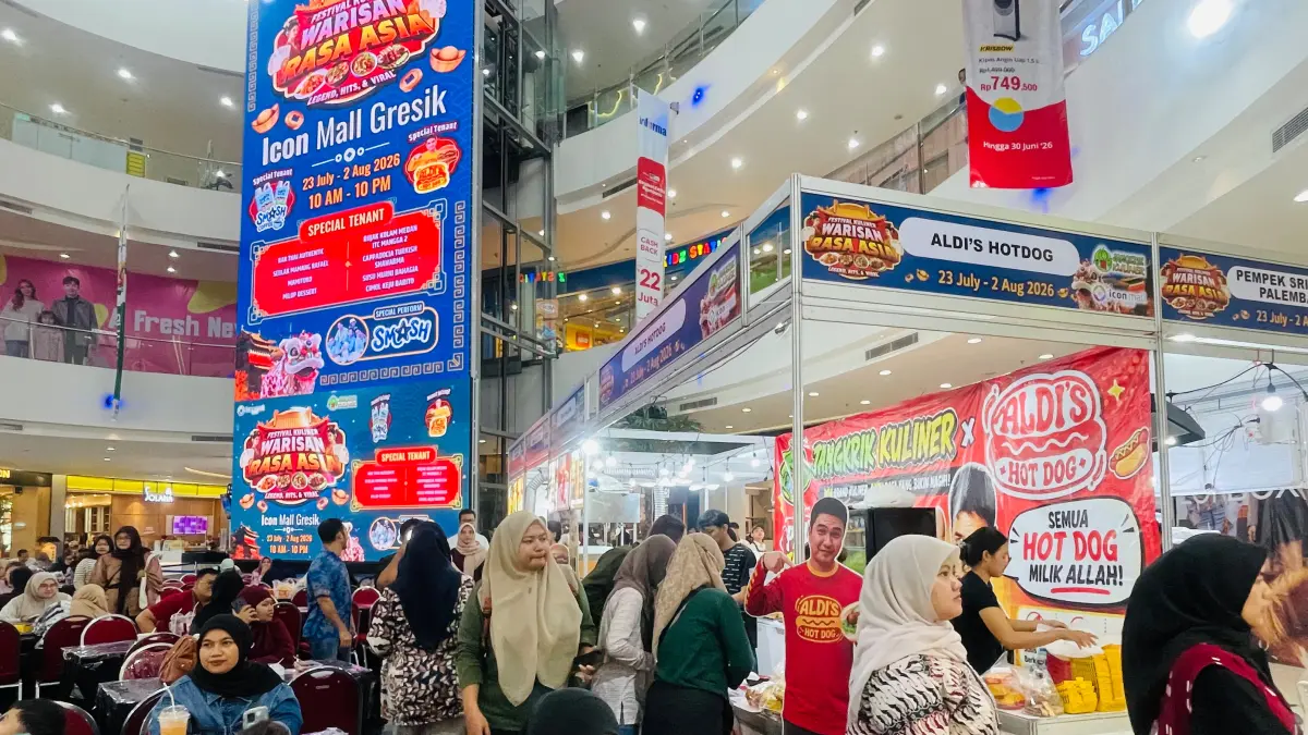 BIKIN NGILER : Aldi’s Hotdog yang merupakan special tenant hadir di gelaran Festival Kuliner Warisan Rasa Asia by Jangkrik Kuliner, masyarakat juga bisa nostalgia bareng puluhan kuliner viral lainnya dan special performance dari SMASH. (Foto : Novi/Radar Gresik) 