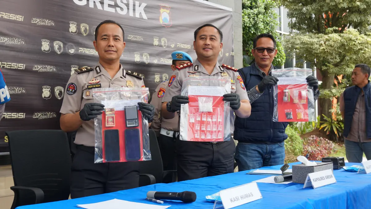 DIAMANKAN : Kapolres Gresik AKBP Ramadhan Nasution, Kasatnarkoba AKP Ahmad Yani dan Kasihumas Polres Gresik Iptu Hepi saat menunjukan barang bukti yang diamankan oleh para tersangka di Mapolres Gresik. (Foto ; Ist/Radar Gresik) 