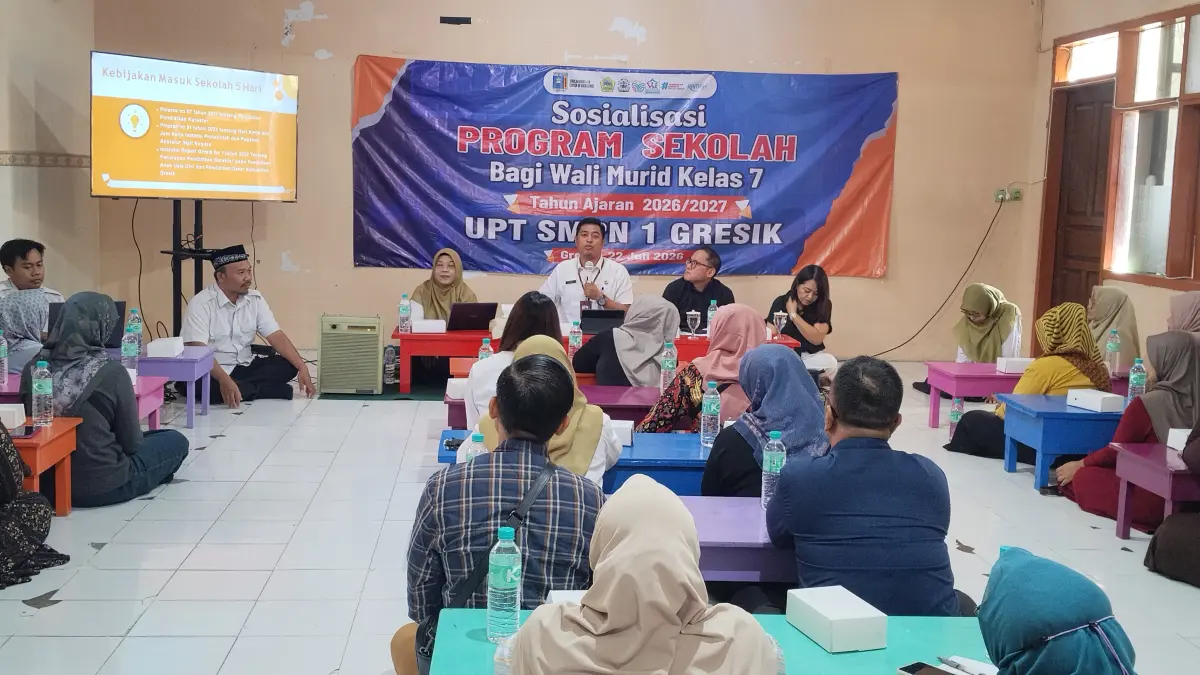 Kepala UPT SMPN 1 Gresik, Beri Avita Prasetiya, didampingi jajaran pengurus komite, Waka Kesiswaan Nurul, serta Waka Kurikulum, memperkenalkan jajaran guru dan wali kelas. (Foto : Riri/Radar Gresik) 
