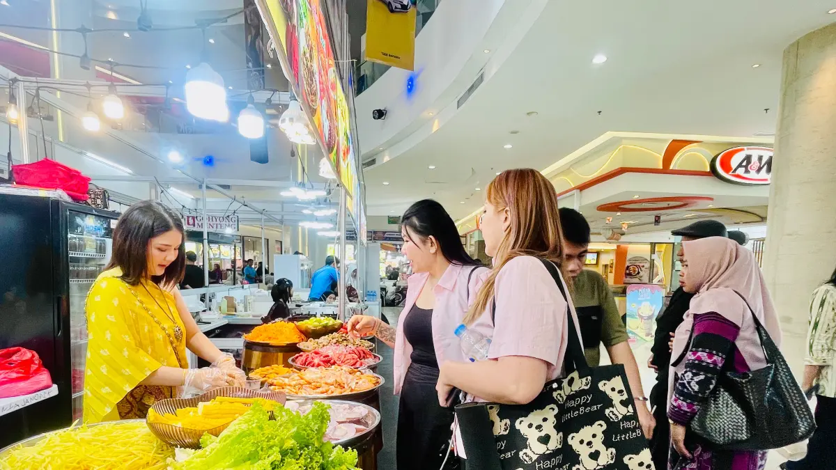 OTENTIK : Racikan tangan Nanapat, warganegara asli Thailand yang membawa resep asli somtum siap memanjakan lidah di booth Rak Thai Authentic dalam gelaran festival kuliner. (Foto : Novia/Radar Gresik) 