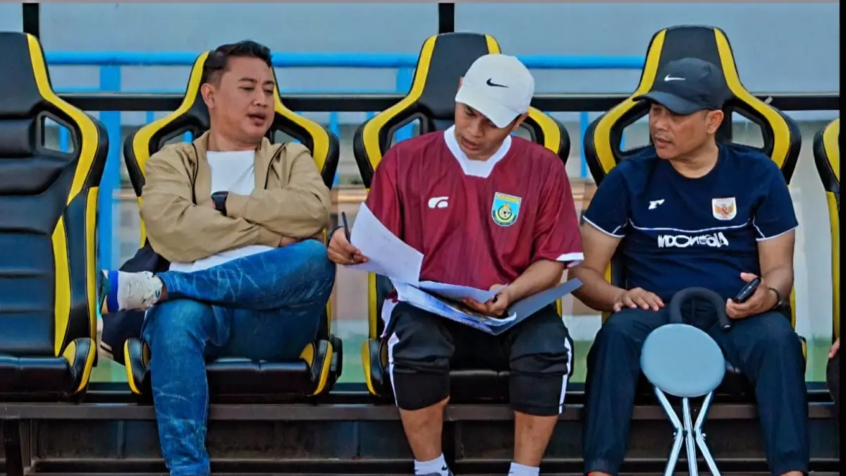 Para jajaran pelatih Gresik United, Joko Susilo dan asistennya. (Foto : Fajar/Radar Gresik) 